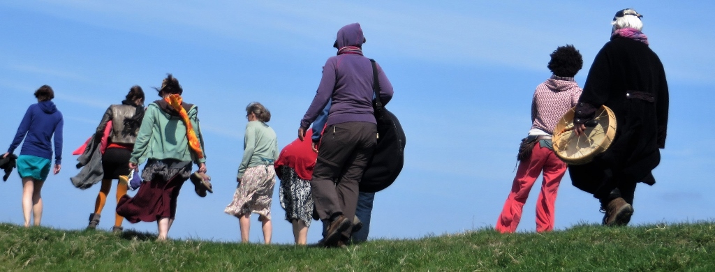 vrouwen op dijk uitsnede (1024x390)